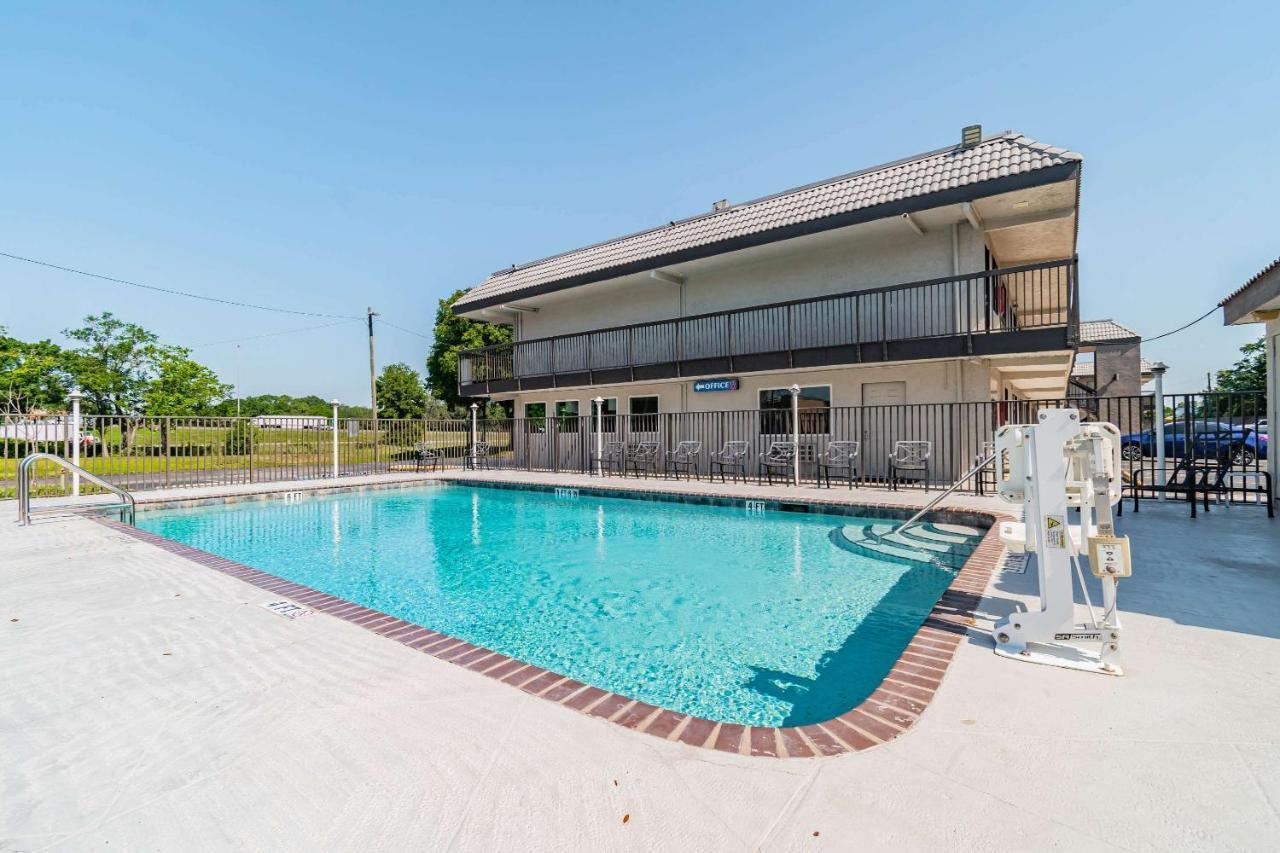 Motel 6 Tampa Near Fairgrounds - Casino Orient Park Exterior photo