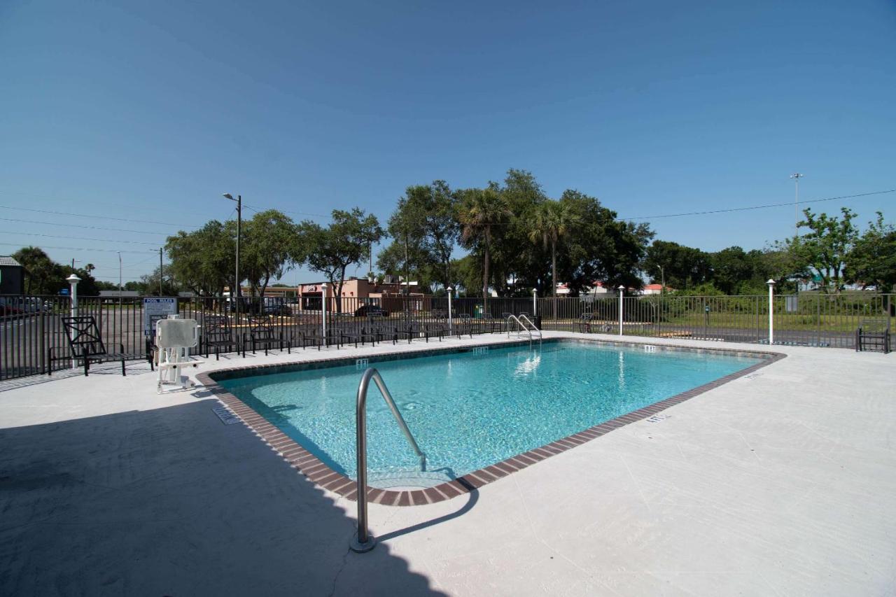 Motel 6 Tampa Near Fairgrounds - Casino Orient Park Exterior photo