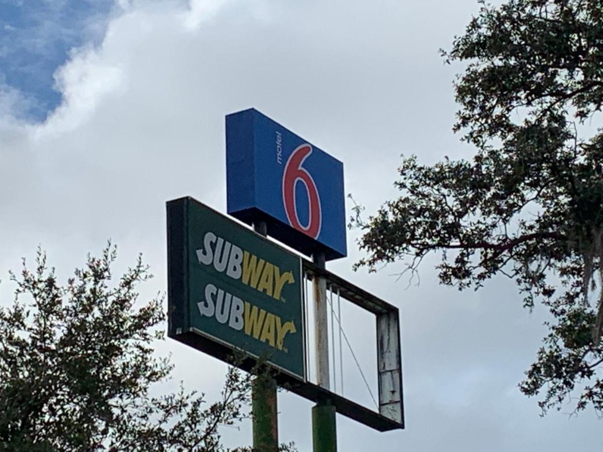 Motel 6 Tampa Near Fairgrounds - Casino Orient Park Exterior photo